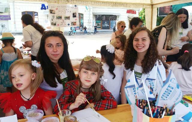 Студенти та гості свята у роботі.